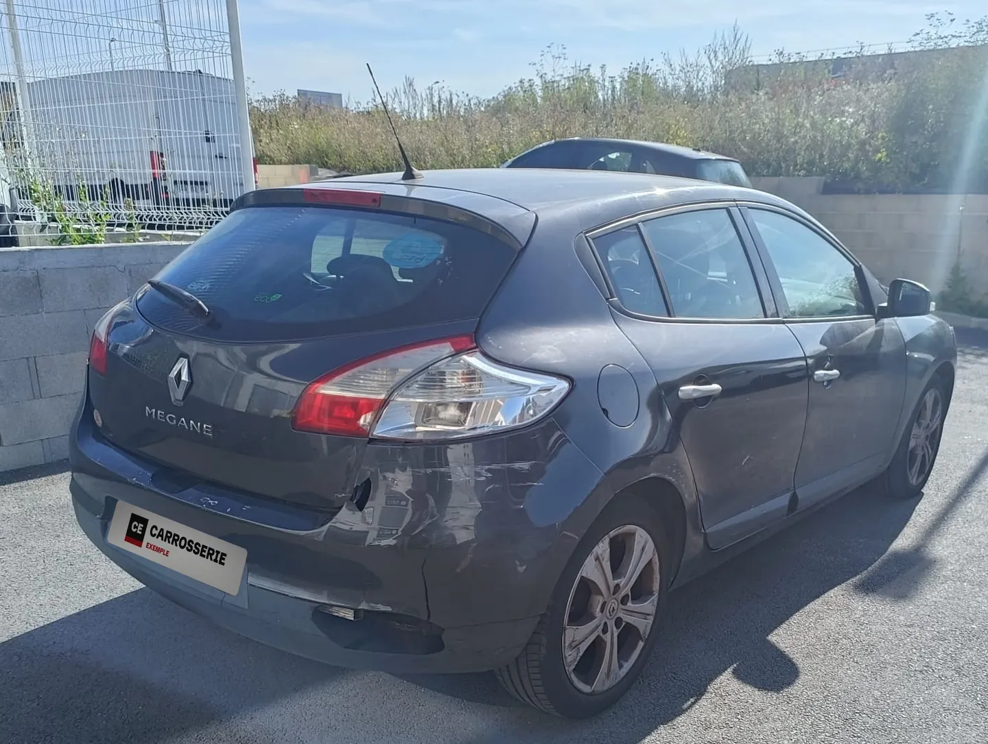 Photo d’exemple : la voiture à son arrivée, arrière gauche