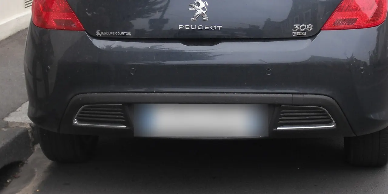 Photo d’exemple : l’arrière d’une Peugeot 308, plaque floutée